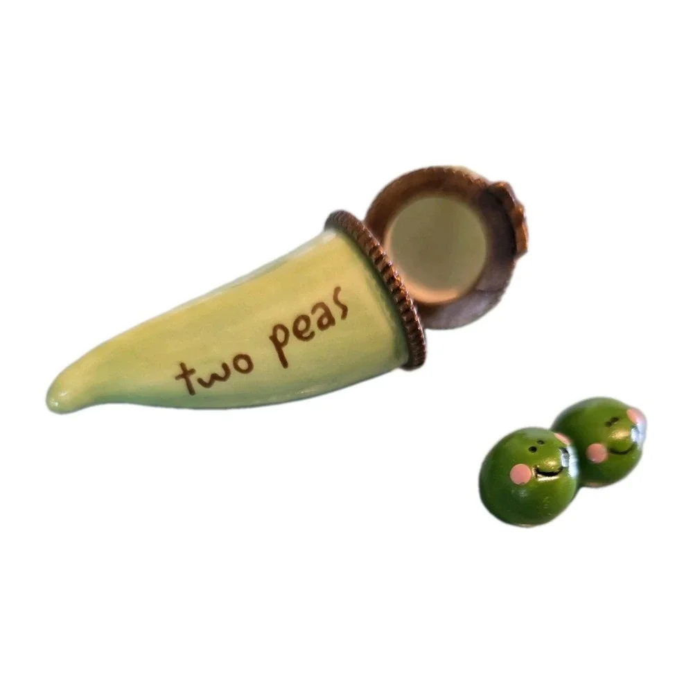 VINTAGE MIDWEST OF CANNON FALLS TWO PEAS IN A‎ POD PORCELAIN HINGED TRINKET BOX